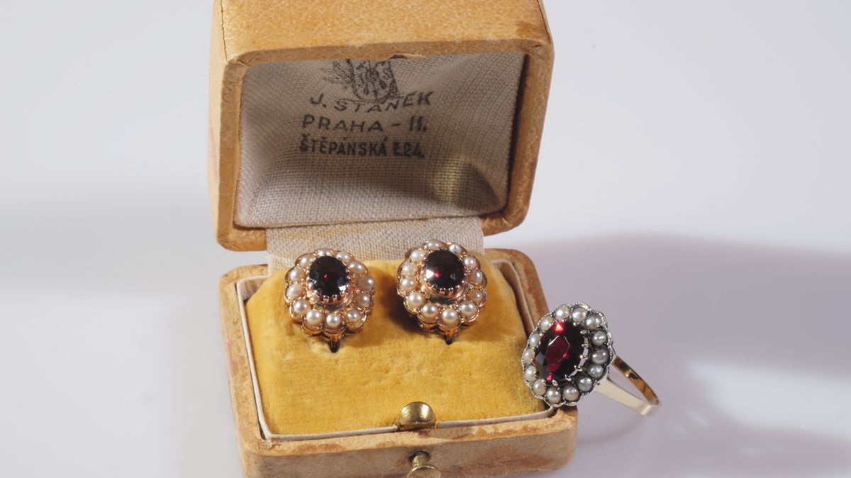 Obrazem: Ztracené šperky s granáty nevídané velikosti